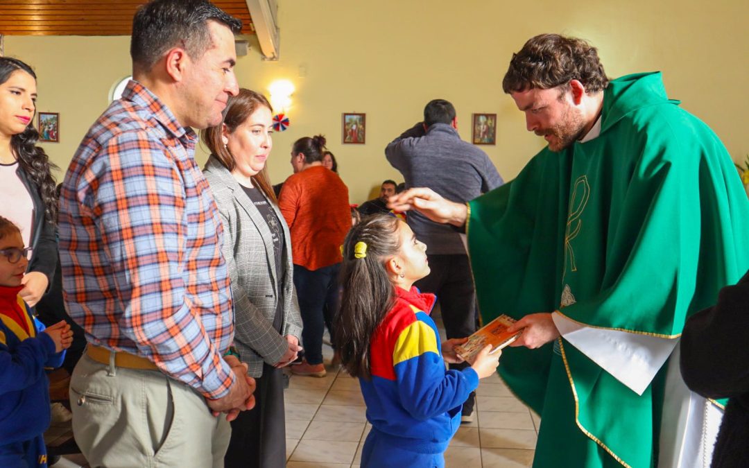 Emotivo Hito en Instituto de Humanidades de Chiguayante: Estudiantes reciben su primera biblia