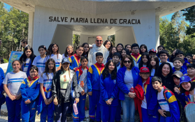 Colegios del Arzobispado peregrinaron al cerro La Virgen para dar inicio al mes de María