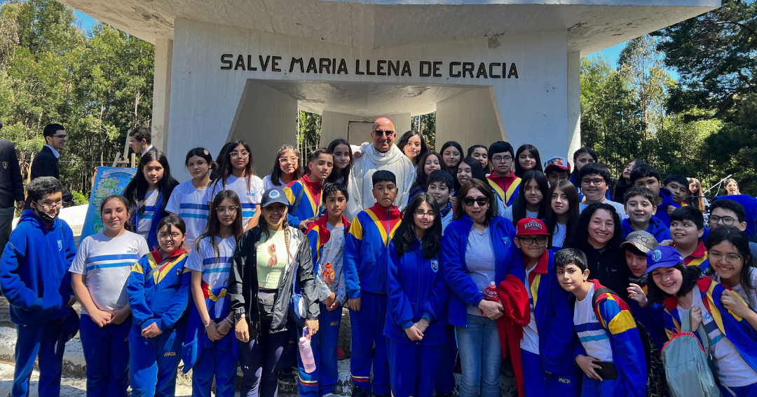 Colegios del Arzobispado peregrinaron al cerro La Virgen para dar inicio al mes de María